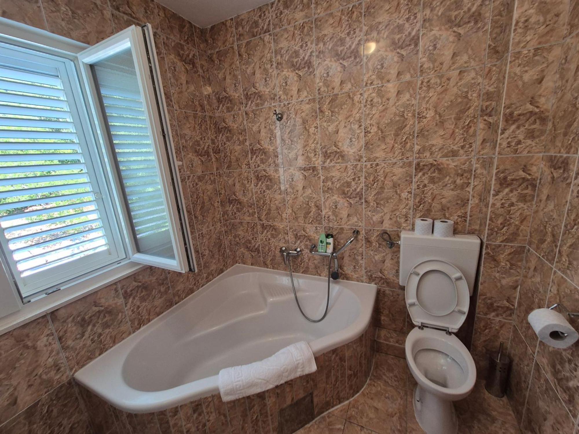 Apartments Lampalo Okuklje Εξωτερικό φωτογραφία